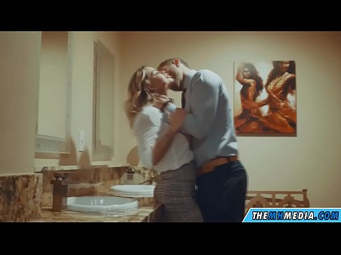 ❤️ Pe a faaosoosoina oe e se blonde busty i totonu o se faletaele lautele ️ Fa'afeusuaiga ❌️